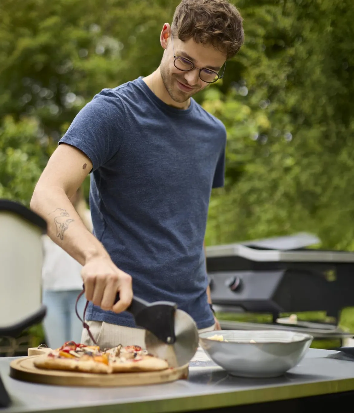 Cozze Pizzaschneidebrett mit Griff, ca. Ø35/H2 cm