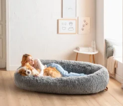 Dehner Lieblinge Orthopädisches Kuschelbett Giant, oval, grau, ca. B175/H35/T100 cm