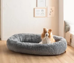 Dehner Lieblinge Orthopädisches Kuschelbett Giant, oval, grau, ca. B175/H35/T100 cm