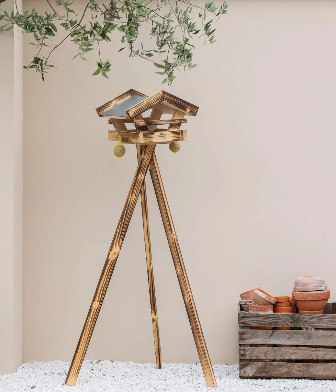 Dehner Natura Premium Futterhaus Apennin, geflammt, inkl. Ständer, ca. B70/H134,5/T70 cm