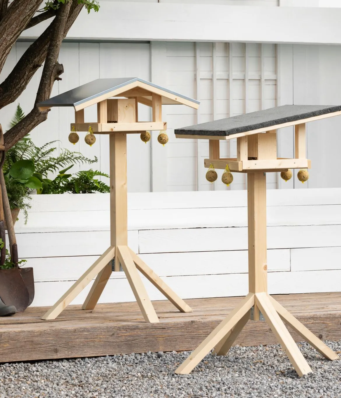 Dehner Natura Premium Futterhaus Rofan, natur, inkl. Ständer Alpstein, ca. B84,3/H129,7/T84,3 cm