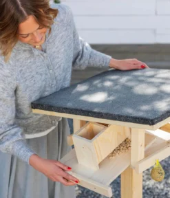 Dehner Natura Premium Futterhaus Rofan, natur, inkl. Ständer Alpstein, ca. B84,3/H129,7/T84,3 cm