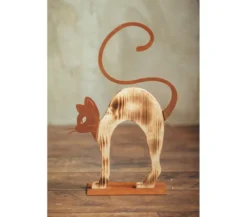 Ferrum buckelnde Holz-Katze mit Metall-Applikationen, ca. B32/H51 cm