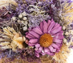 Gesteck Trockenblumen, lila